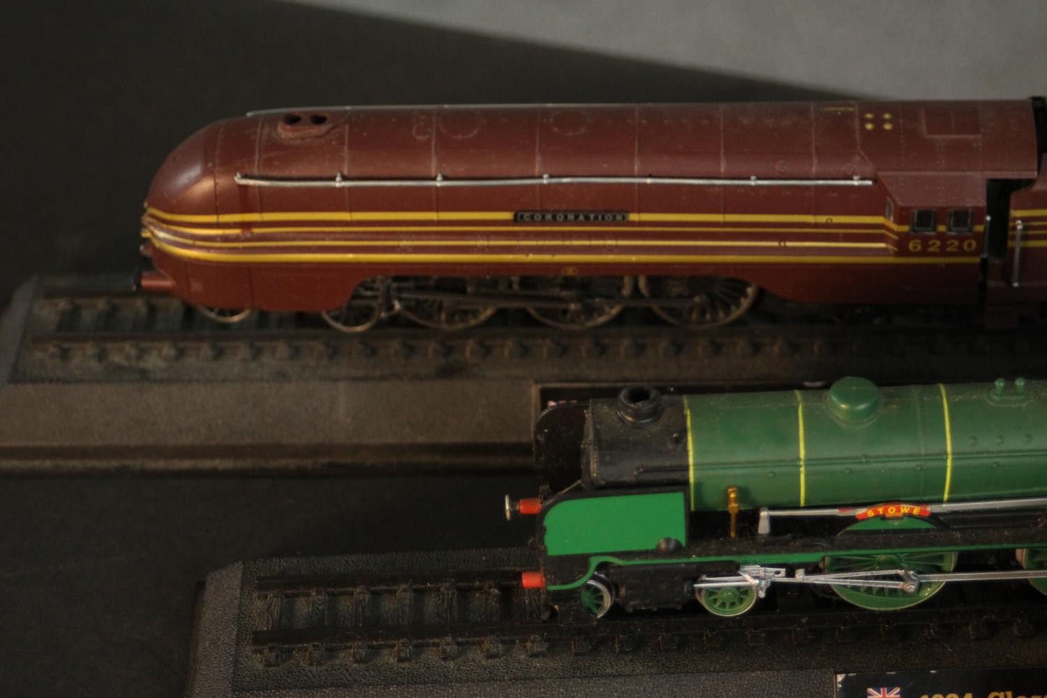 A collection of vintage models of locomotives, including a BACHMANN OO gauge steam locomotive, 31- - Image 11 of 22