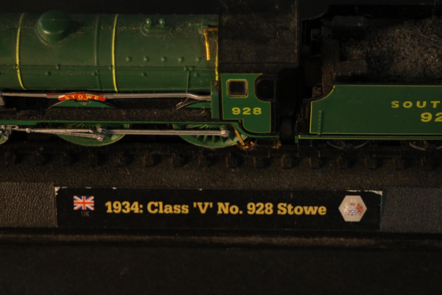 A collection of vintage models of locomotives, including a BACHMANN OO gauge steam locomotive, 31- - Image 19 of 22