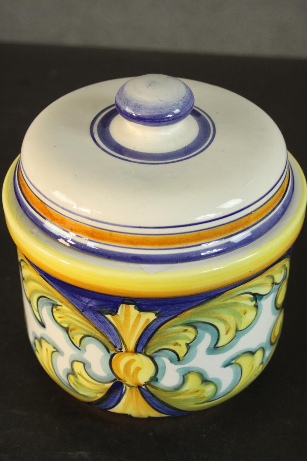 A collection of Portuguese and Italian hand painted pottery, including a Majolica planter and two - Image 9 of 11