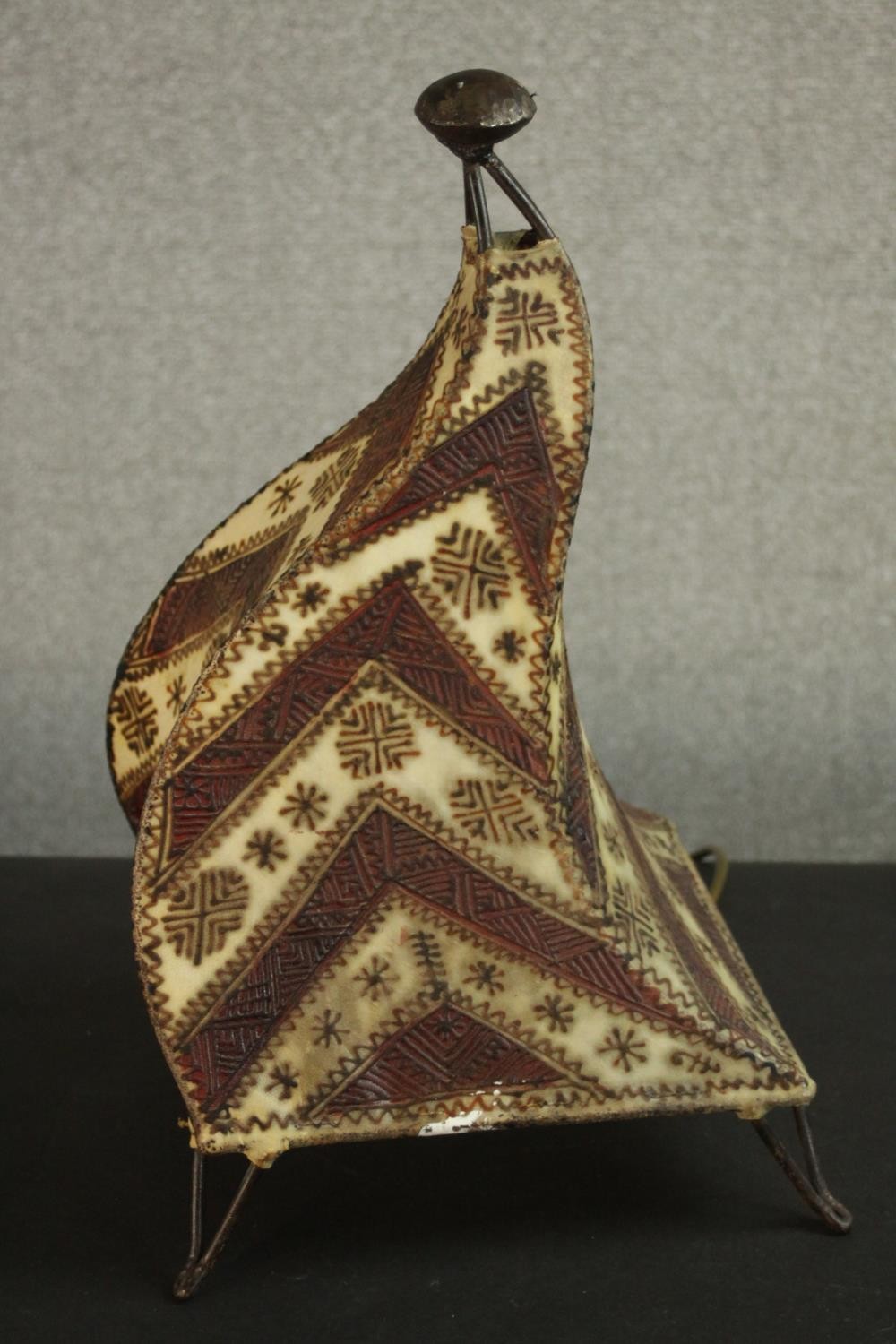 A vintage Moroccan leather and henna design pyramidal table lamp. H.46 W.25 D.27cm. - Image 3 of 5