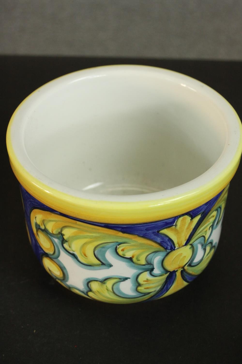 A collection of Portuguese and Italian hand painted pottery, including a Majolica planter and two - Image 3 of 11