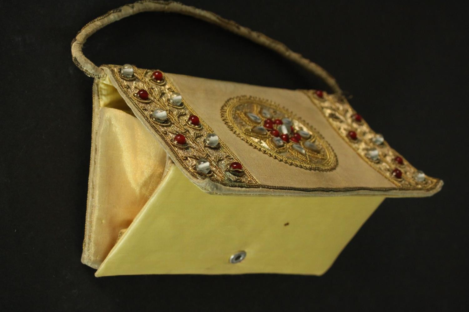 Two vintage clutch handbags, including an Indian gold brocade and glass cabochon detailed evening - Image 10 of 10