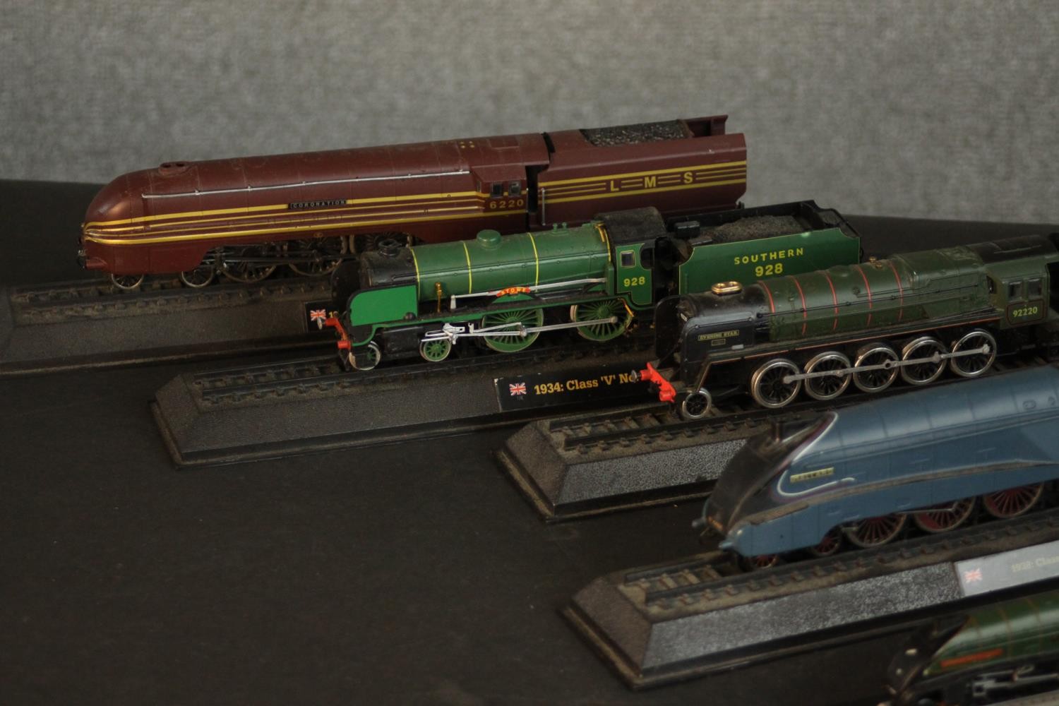 A collection of vintage models of locomotives, including a BACHMANN OO gauge steam locomotive, 31- - Image 4 of 22