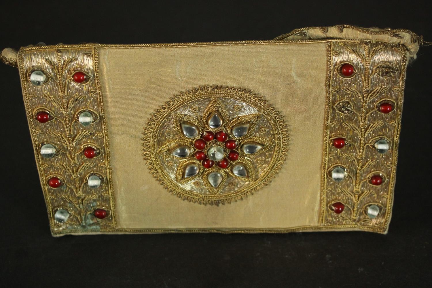 Two vintage clutch handbags, including an Indian gold brocade and glass cabochon detailed evening - Image 9 of 10