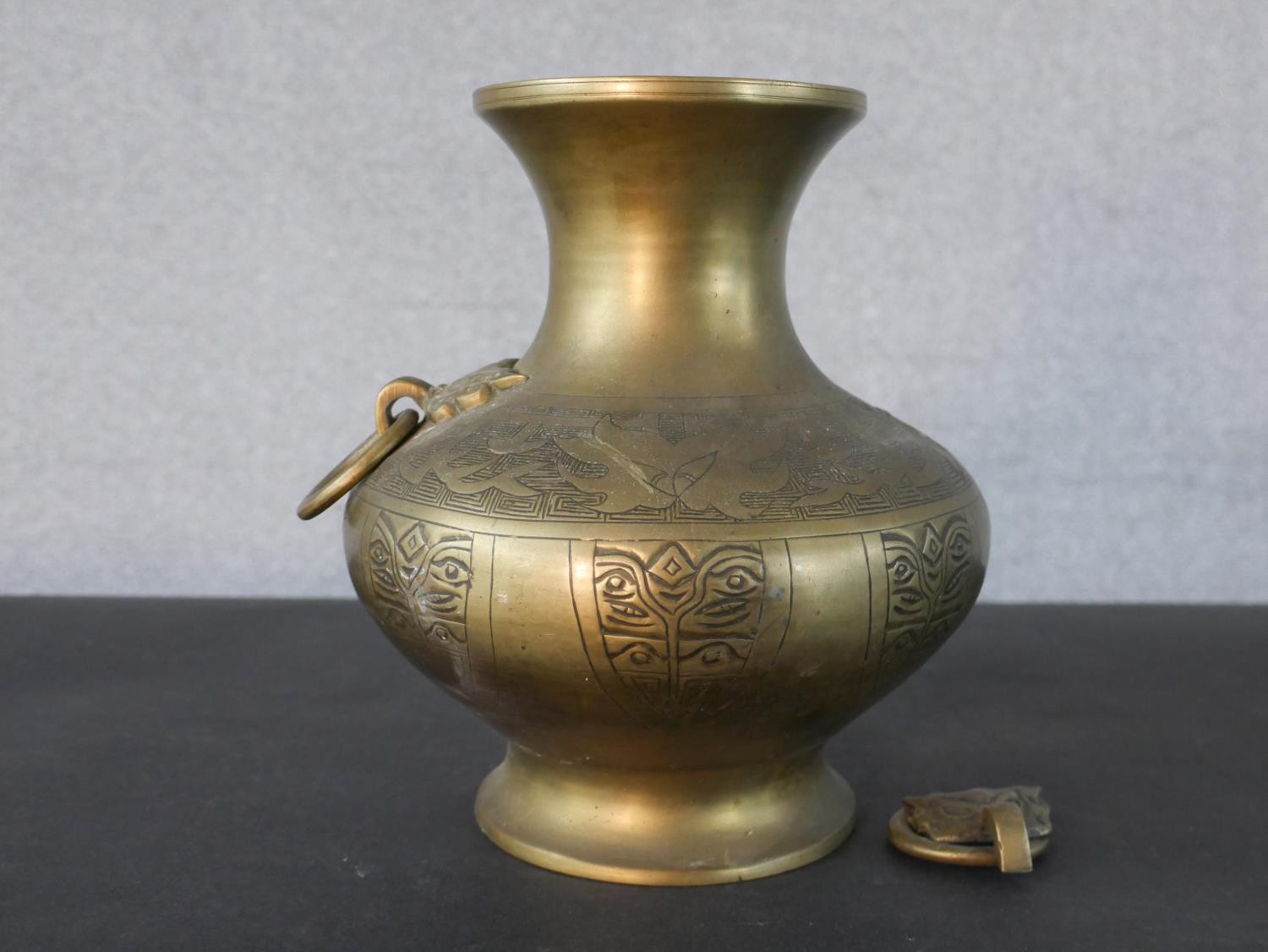 A pair of 20th century engraved twin handled Oriental brass vases. (handle loose) H.22.5 W.20cm - Image 4 of 5