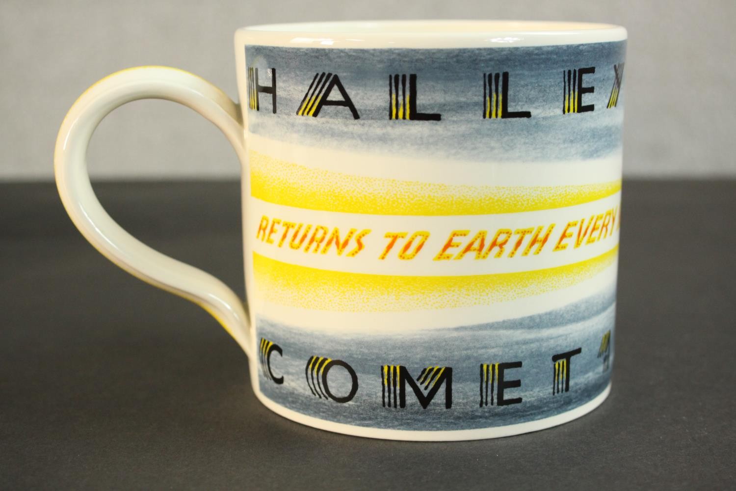 A boxed Richard Guyatt for Wedgwood mug to mark the return of Halley's Comet in 1986. Number 444 - Image 5 of 7