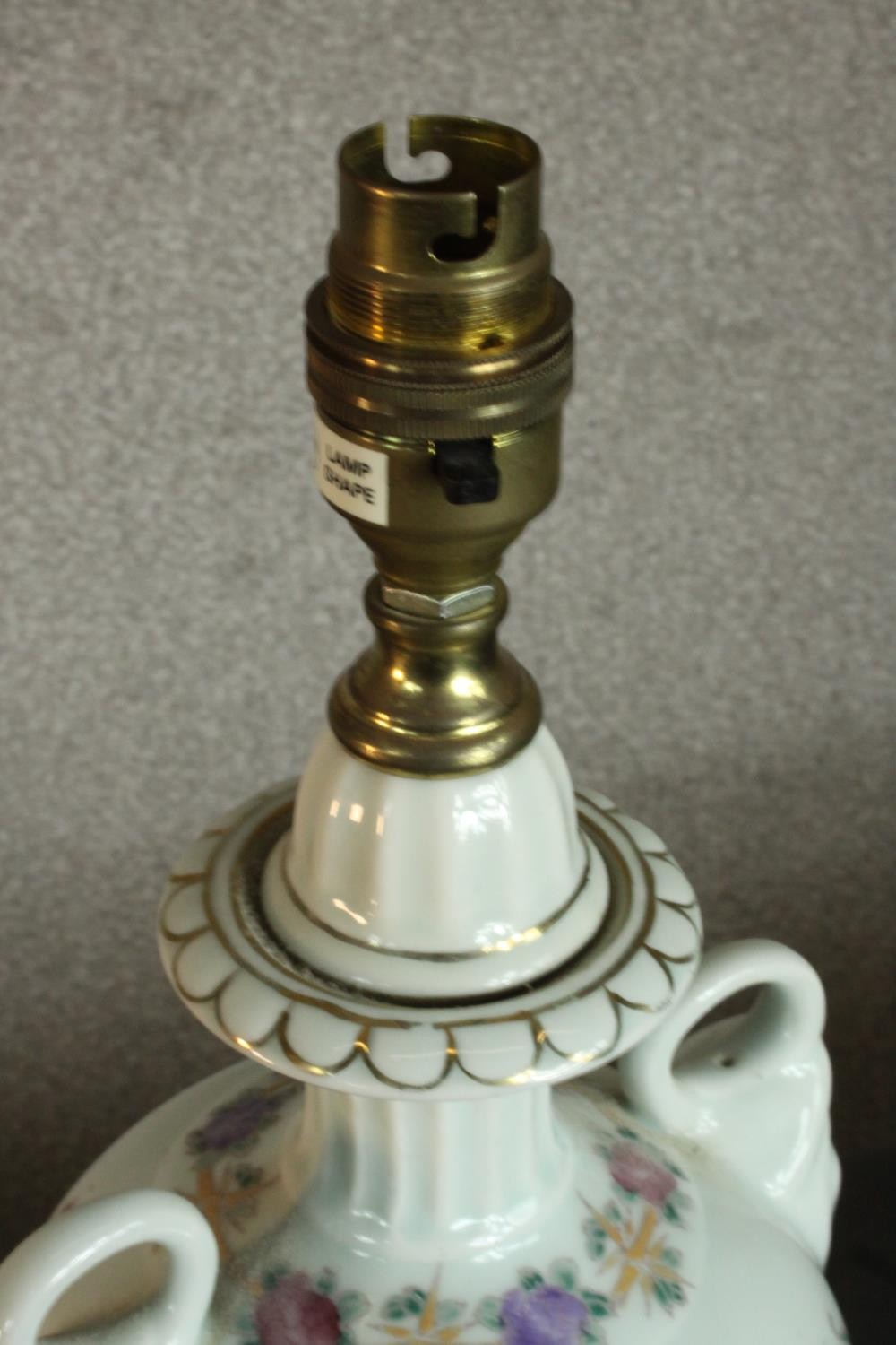 A hand painted armorial crest porcelain twin handled urn lamp with gilded detailing to the square - Image 3 of 3