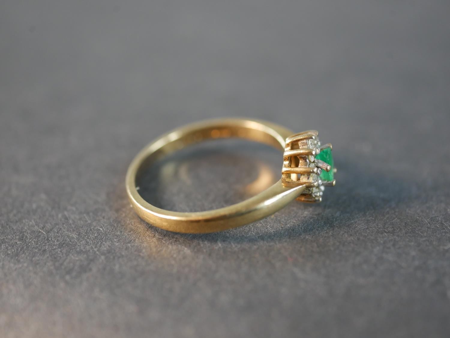 A 9 carat gold vintage emerald and diamond cluster ring, set to the centre with an oval mixed cut - Image 4 of 6