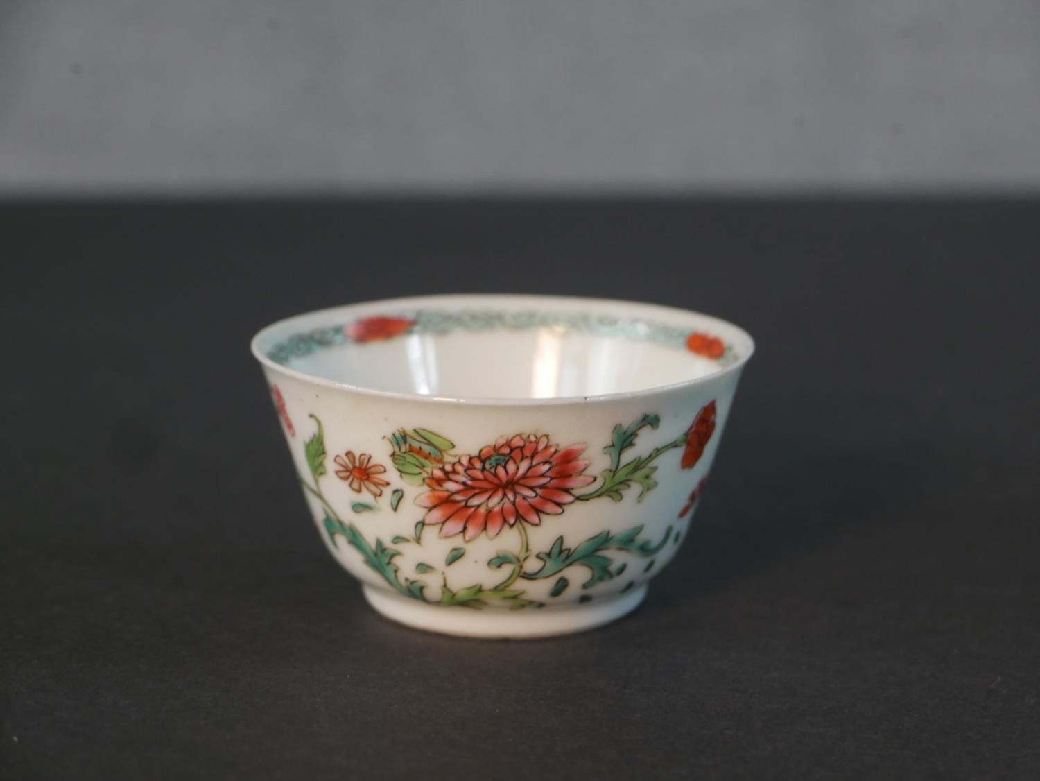A 18th century Famille Rose tea bowl with floral design along with a blue and white Chinese hand - Image 6 of 9