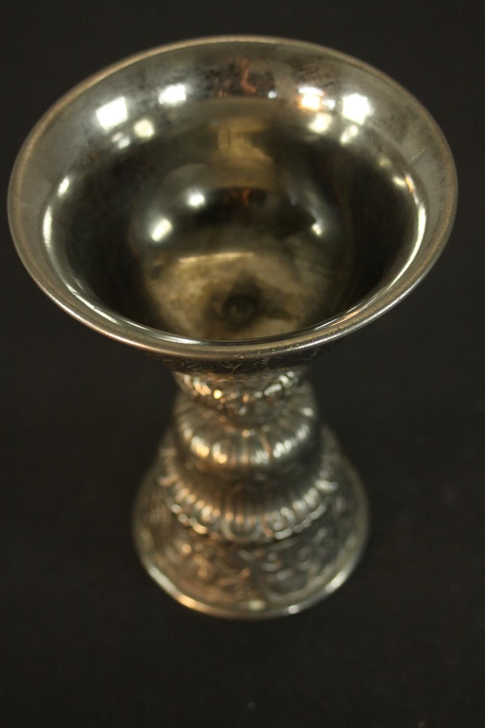 A collection of silver and silver plate items, including a novelty silver owl menu holder, a - Image 11 of 17