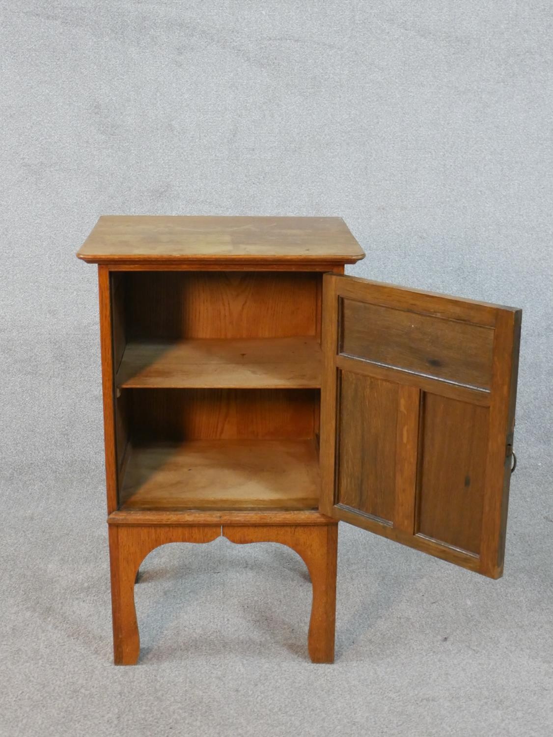 An Arts and Crafts oak bedside cabinet with panel door on shaped supports. H.73 W.45 D.39cm - Image 3 of 5