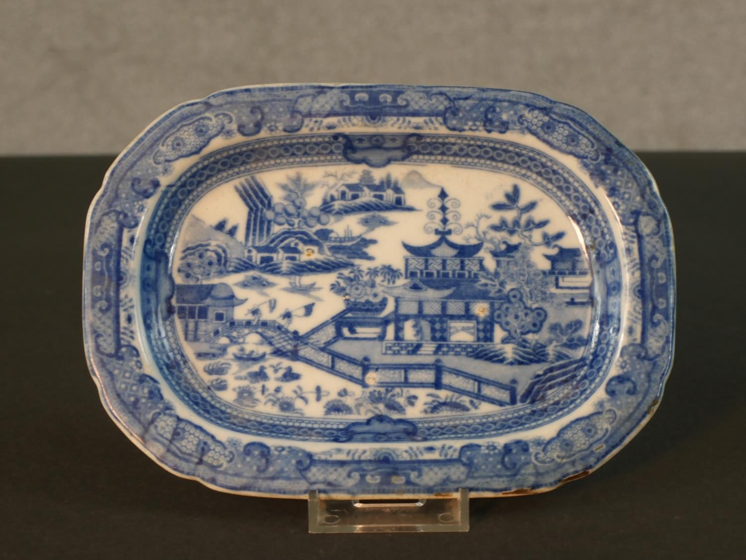 A 18th century Famille Rose tea bowl with floral design along with a blue and white Chinese hand - Image 3 of 9