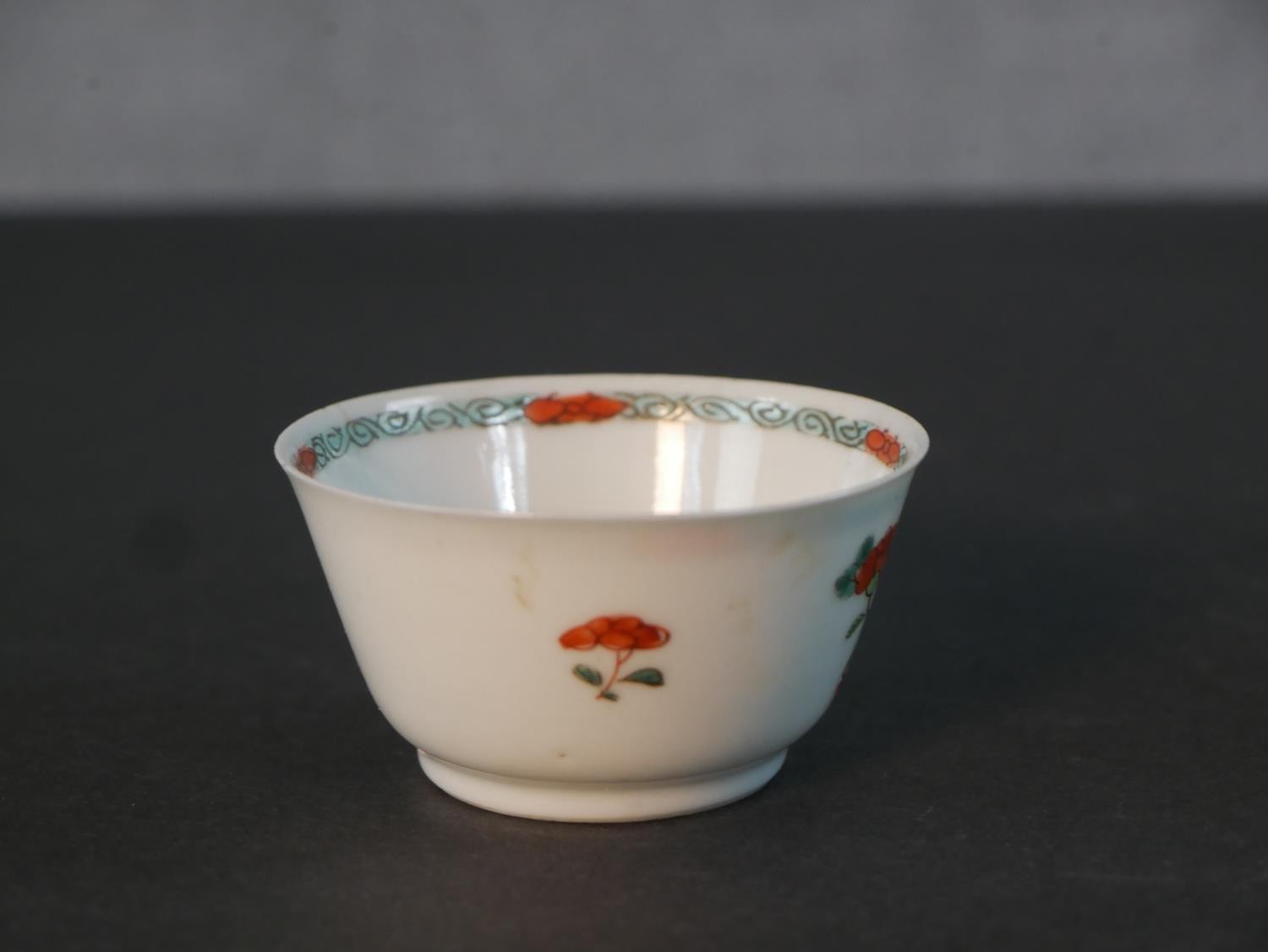 A 18th century Famille Rose tea bowl with floral design along with a blue and white Chinese hand - Image 7 of 9