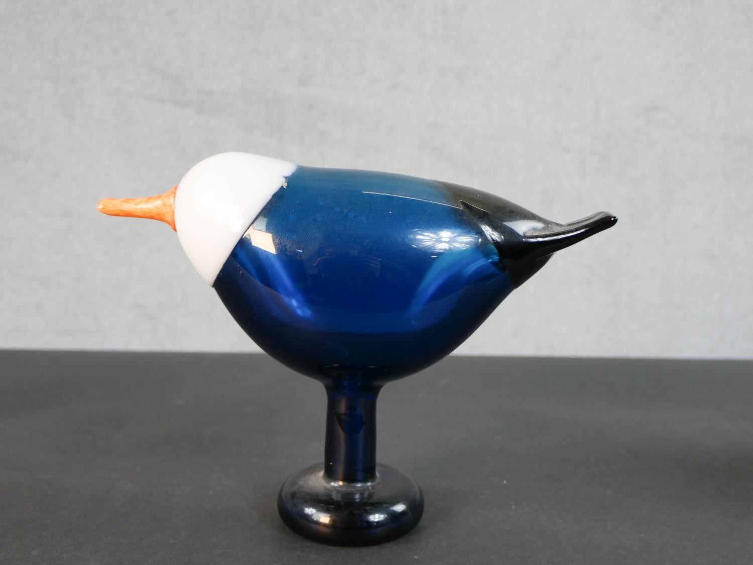 Two Iittala art glass birds by Oiva Toikka, Blue Magpie bird with applied Iittala label and acid - Image 2 of 5