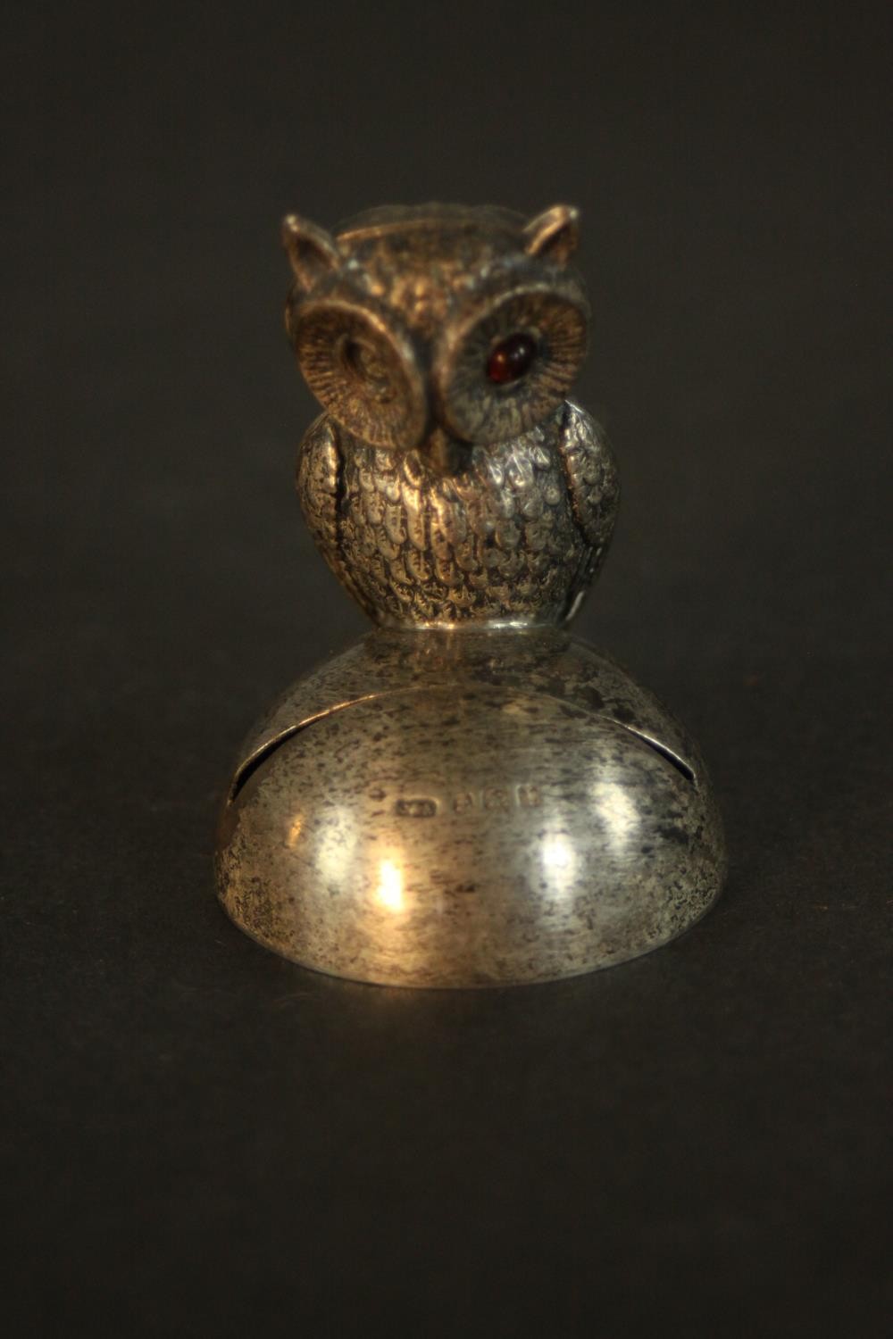 A collection of silver and silver plate items, including a novelty silver owl menu holder, a - Image 10 of 17