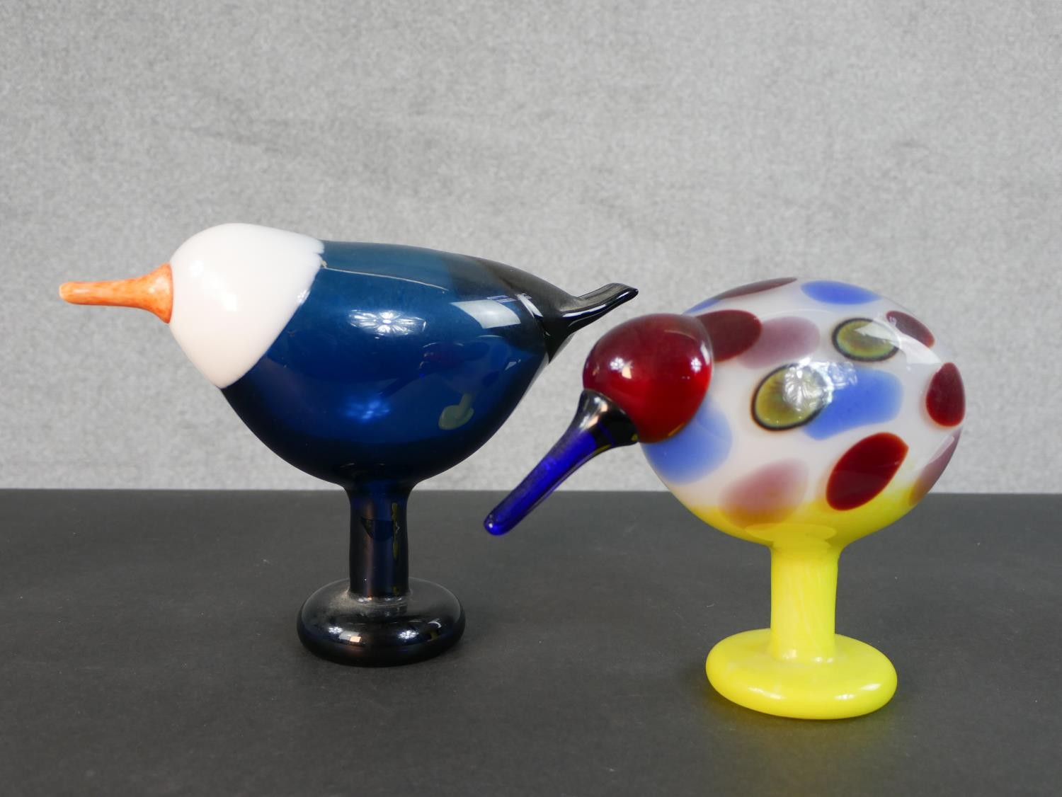 Two Iittala art glass birds by Oiva Toikka, Blue Magpie bird with applied Iittala label and acid