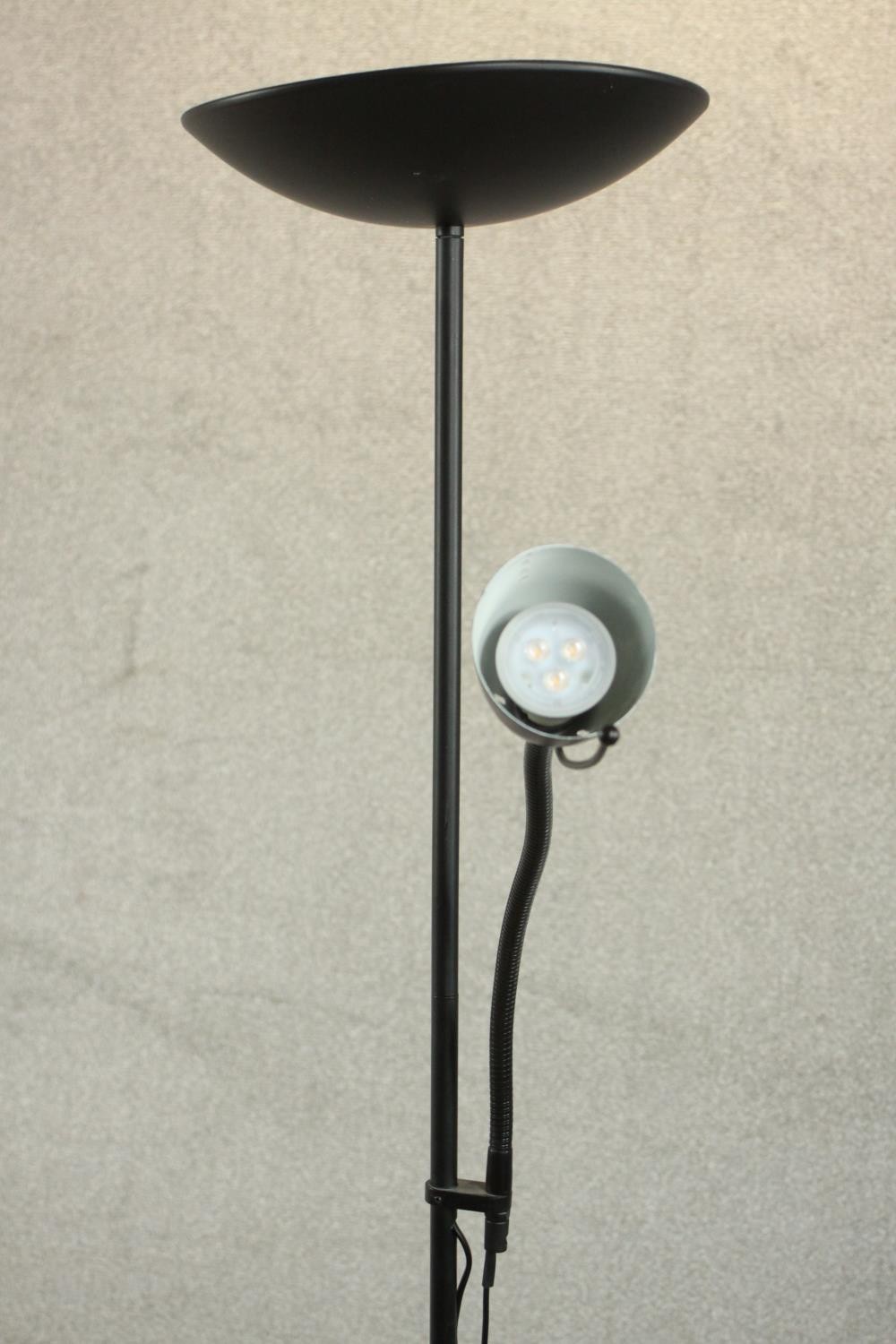 A contemporary ebonised uplighter and reading lamp, the reading lamp on an adjustable arm, on a - Image 5 of 7