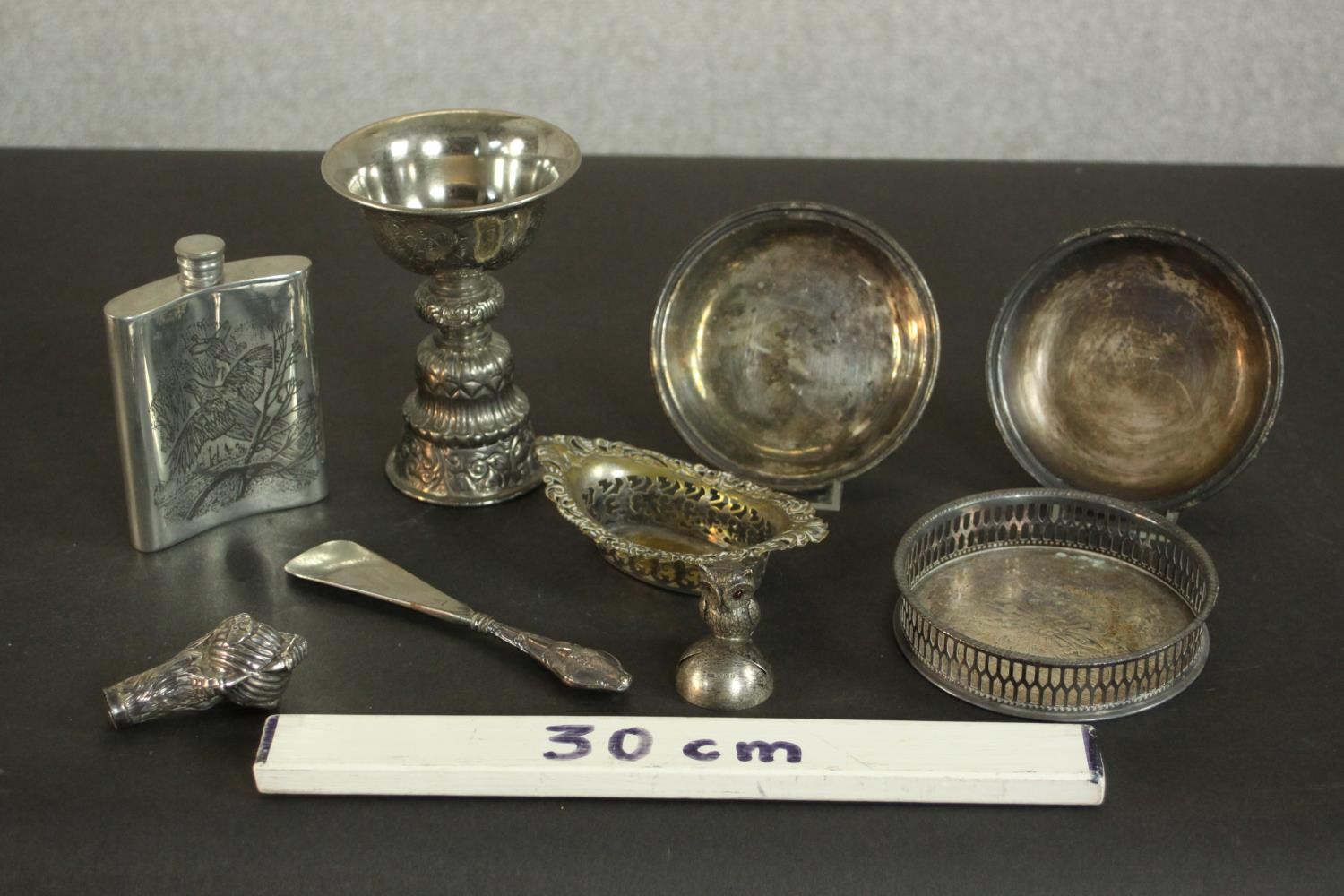 A collection of silver and silver plate items, including a novelty silver owl menu holder, a - Image 3 of 17