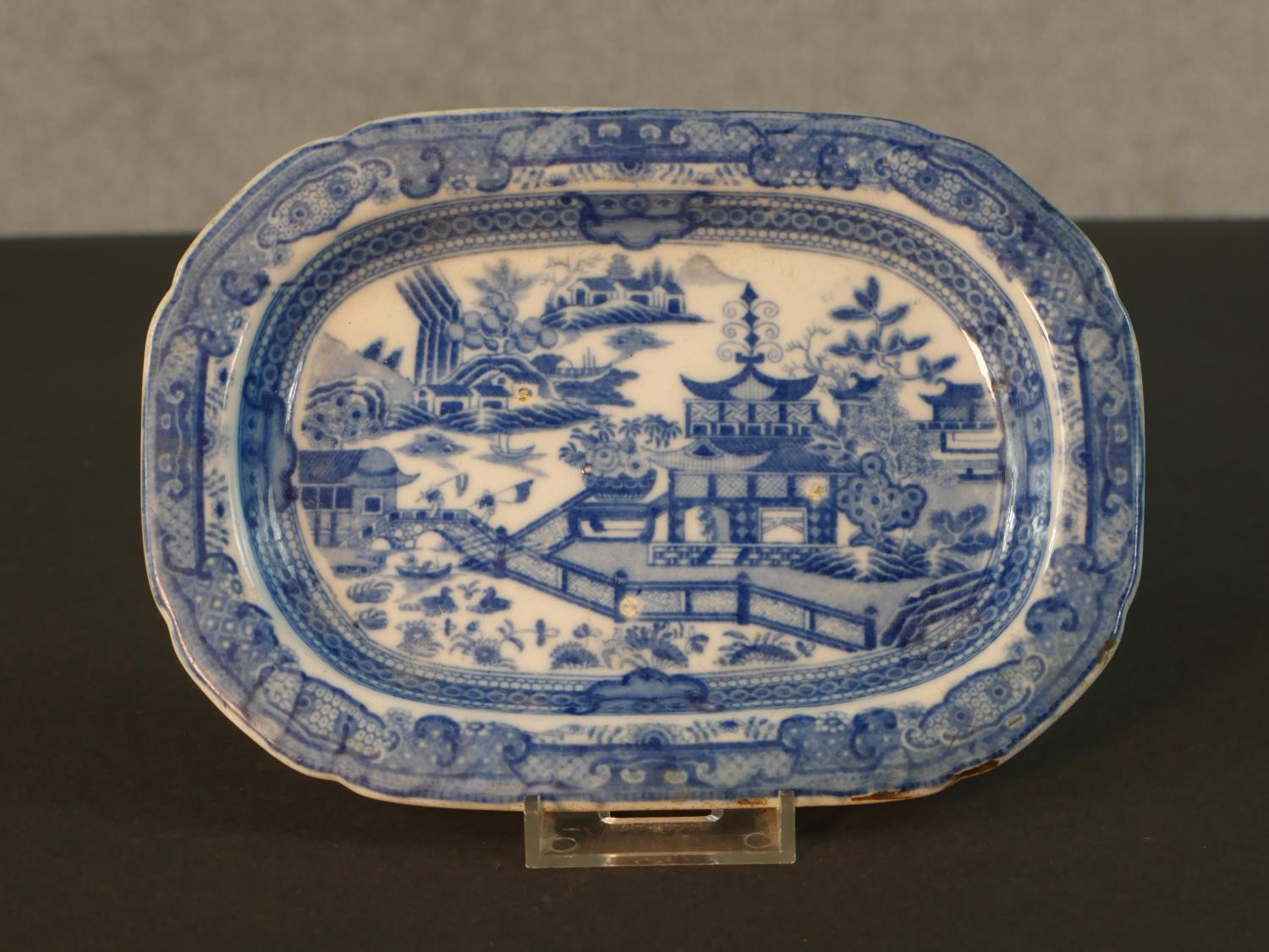 A 18th century Famille Rose tea bowl with floral design along with a blue and white Chinese hand - Image 2 of 9