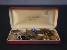 A collection of mixed jewellery, including a silver one shilling coin brooch, rolled gold wedding