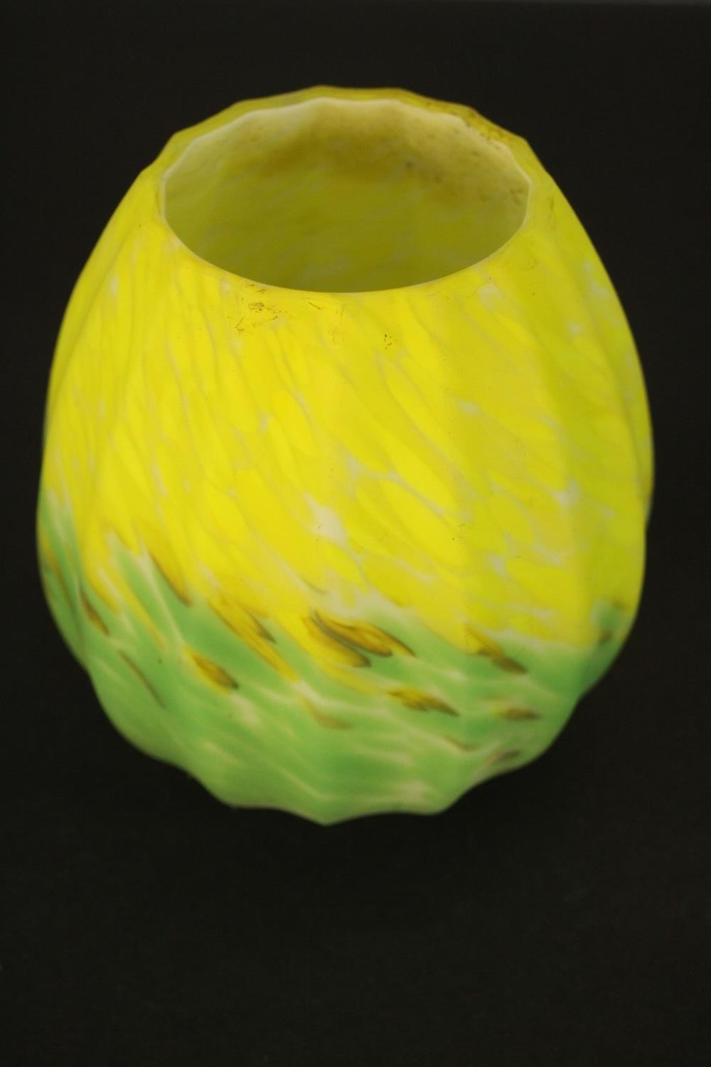 Three Murano glass swirl design green and yellow gradient lamp shades. H.15 Dia.13cm. (each) - Image 5 of 7