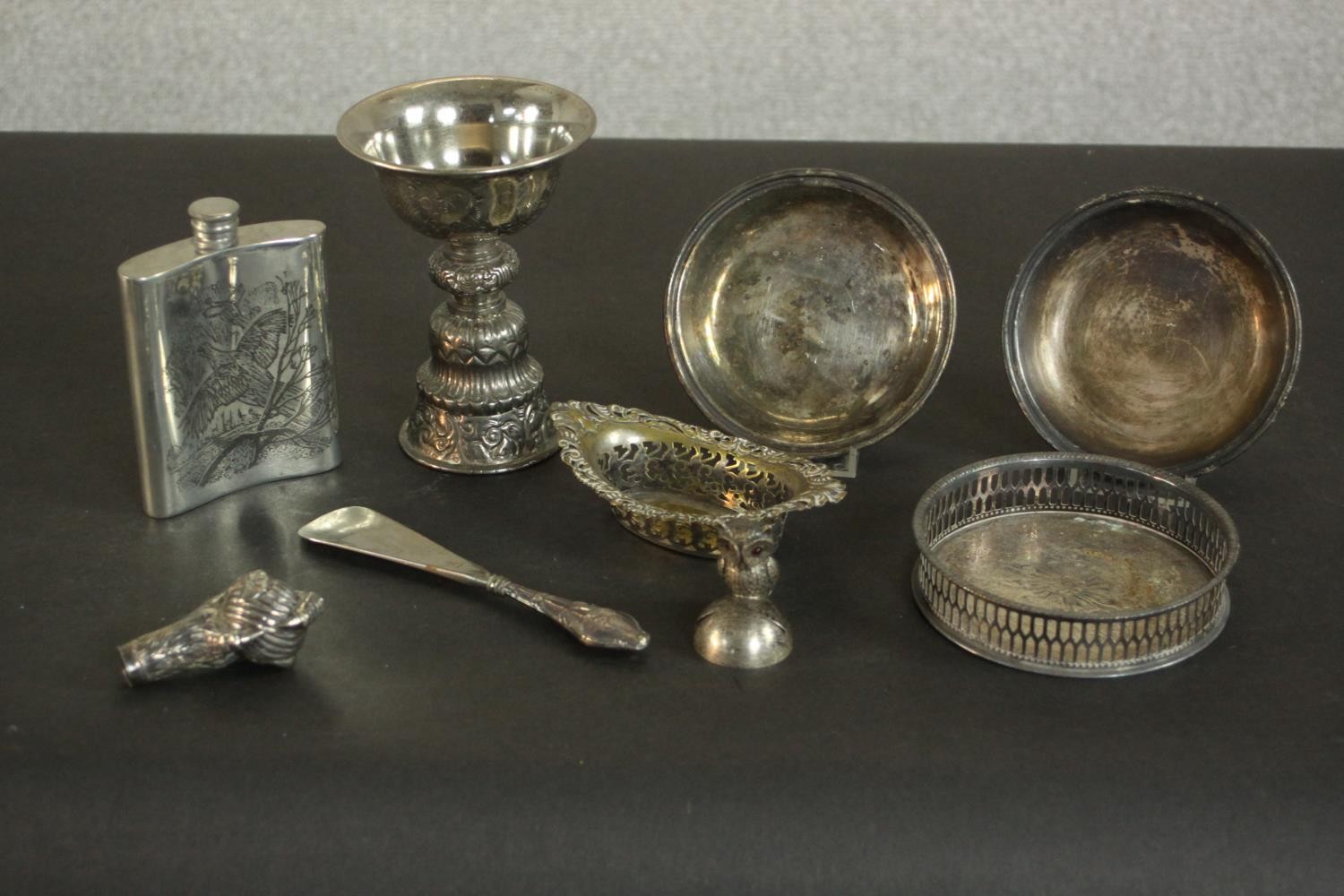 A collection of silver and silver plate items, including a novelty silver owl menu holder, a - Image 2 of 17