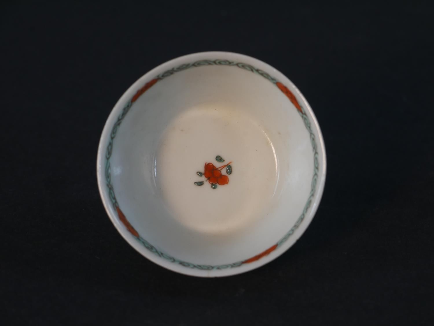 A 18th century Famille Rose tea bowl with floral design along with a blue and white Chinese hand - Image 8 of 9