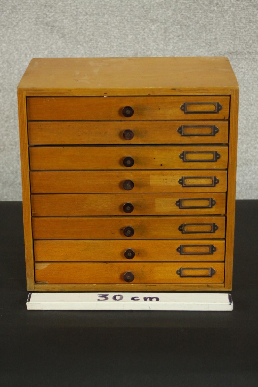 A mid 20th century birch plywood tabletop collector's cabinet of eight drawers. H.32 W.31 D.20cm. - Image 2 of 6