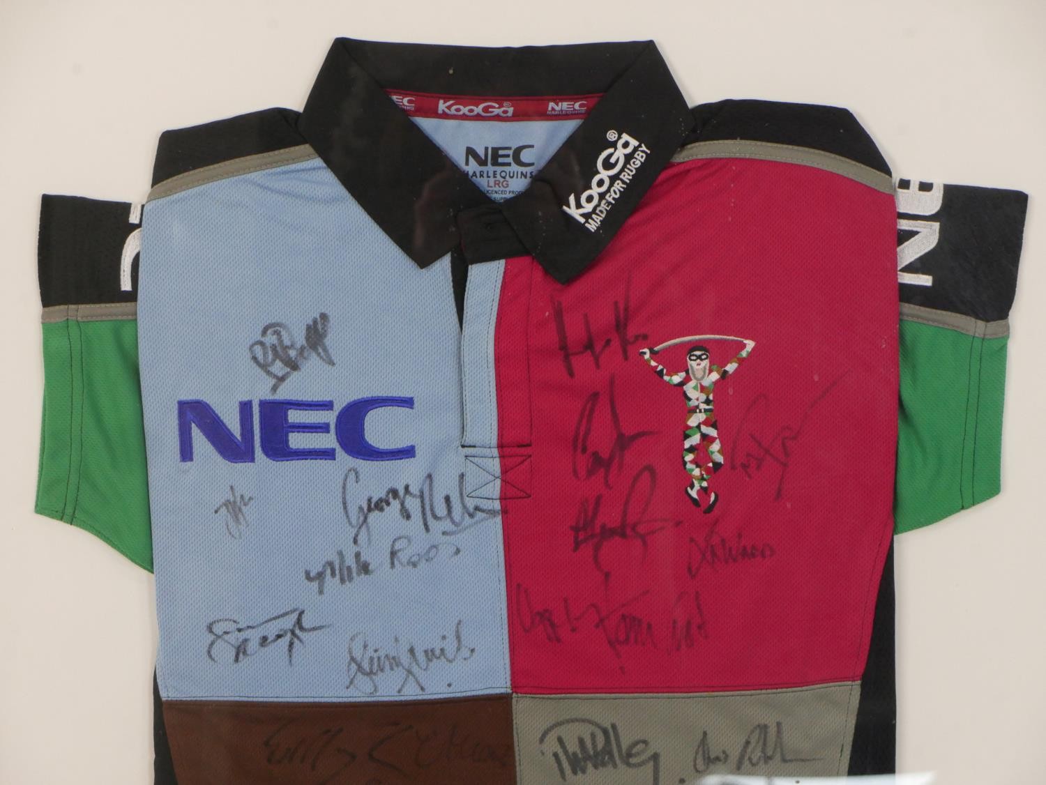A framed and glazed Harlequins rugby shirt signed by members of the team. H.86 W.74cm - Image 4 of 8