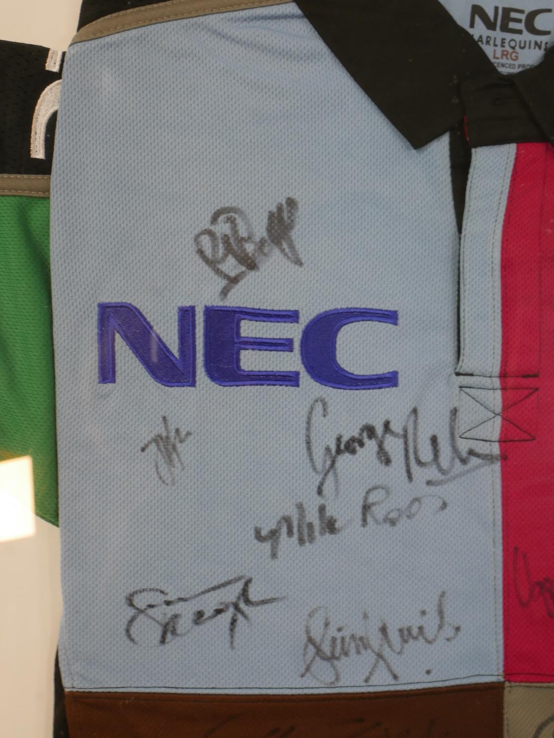 A framed and glazed Harlequins rugby shirt signed by members of the team. H.86 W.74cm - Image 6 of 8