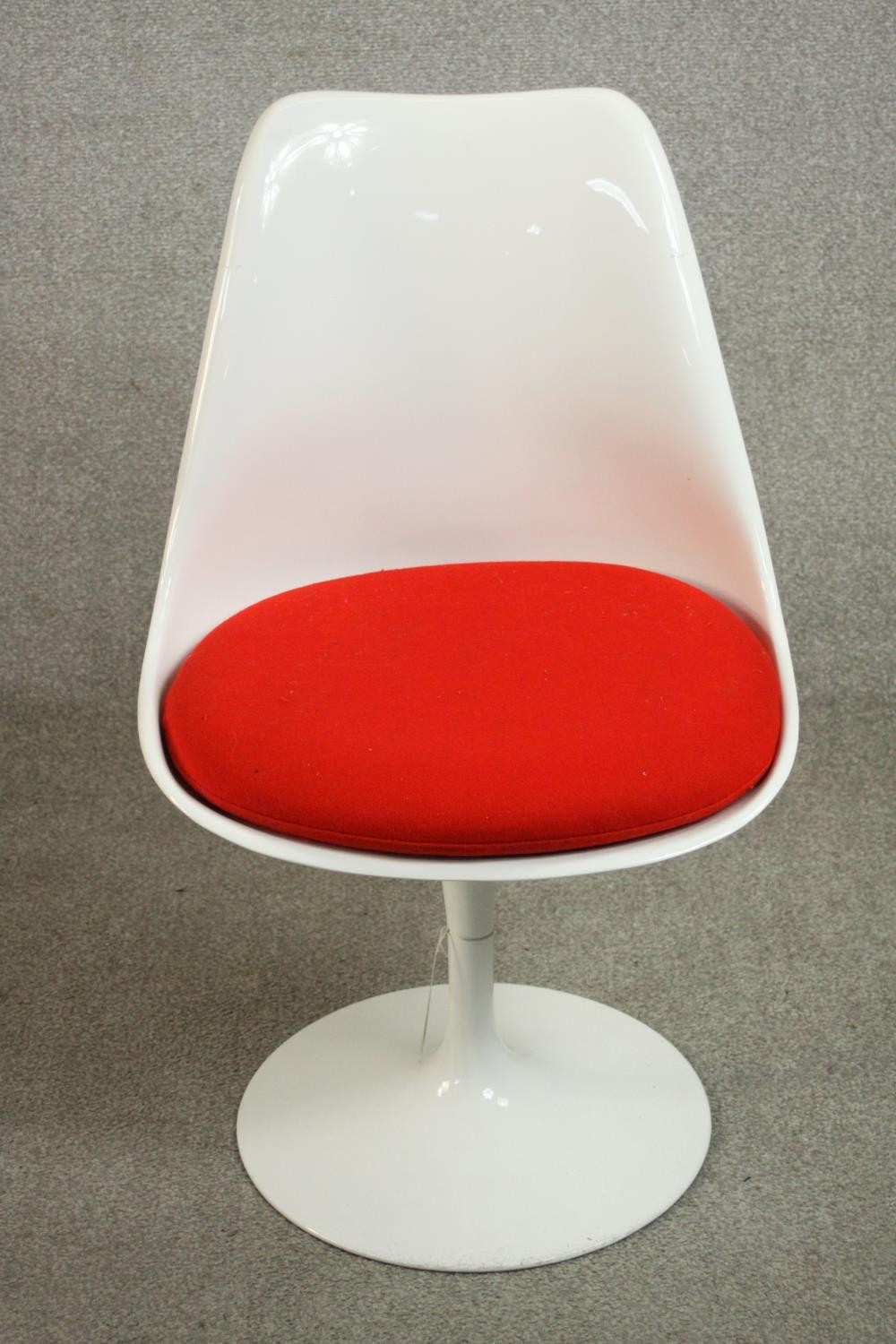 After Eero Saarinen, a set of four Tulip chairs, with white plastic shells and loose red upholstered - Image 2 of 5