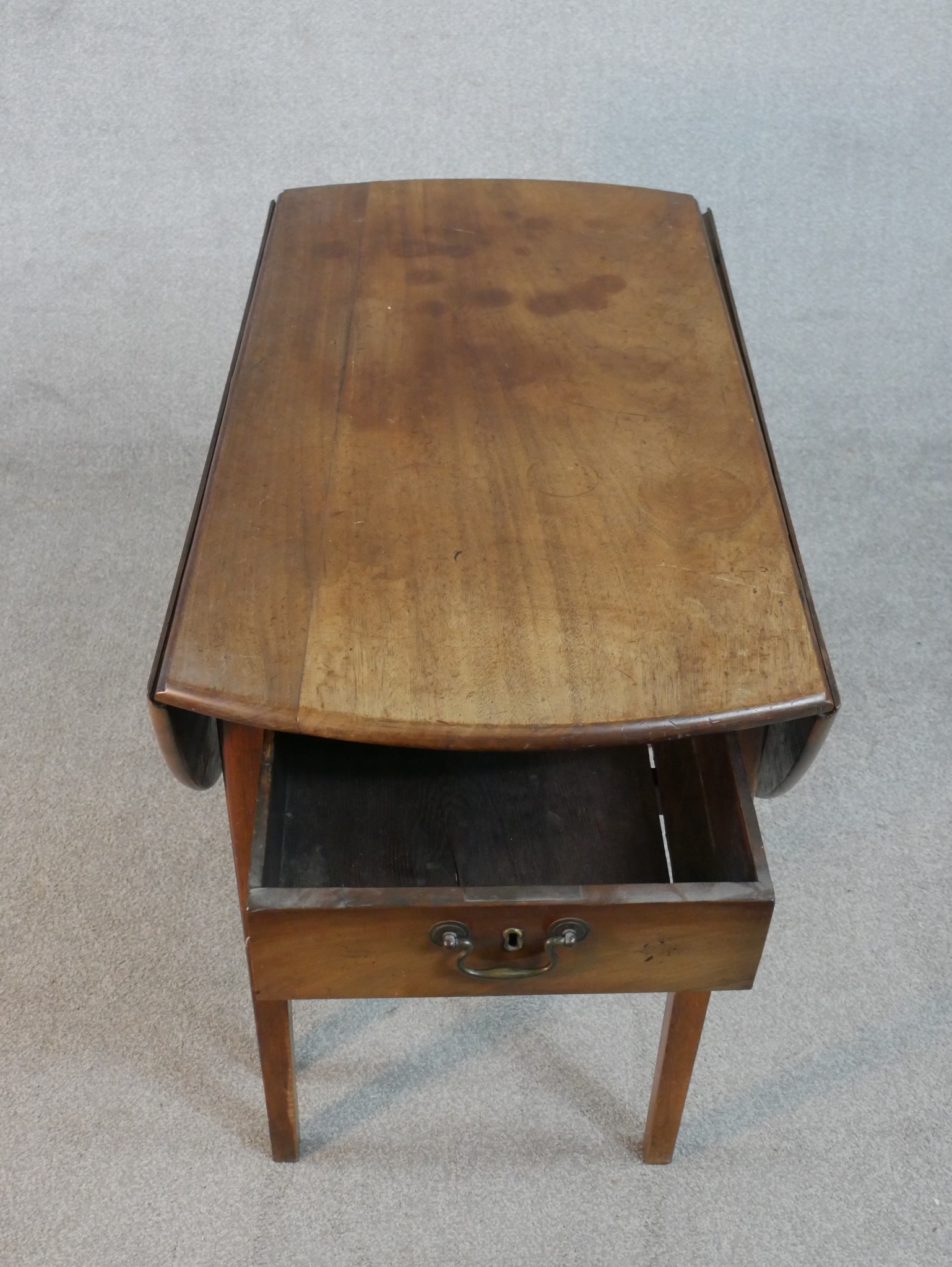 A Victorian walnut Pembroke table, with two drop leaves over a single end drawer, on square - Image 4 of 5