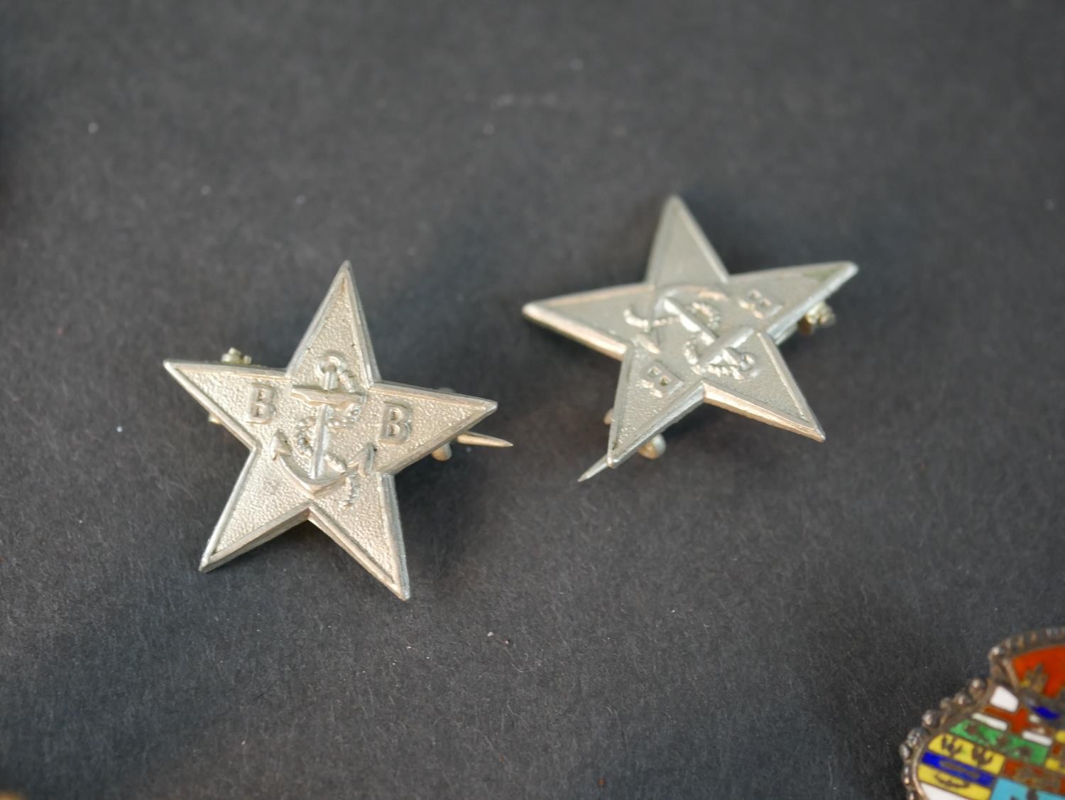 A collection of military badges, pins and crucifixes, including an Australian Commonwealth - Image 4 of 8