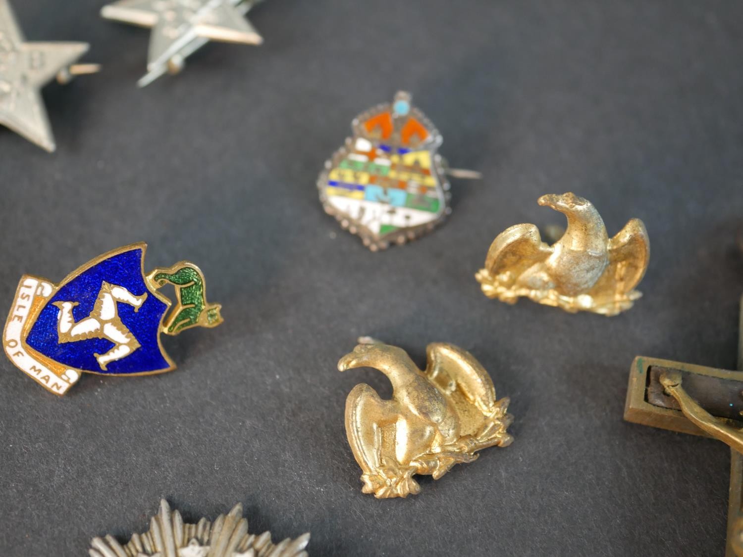 A collection of military badges, pins and crucifixes, including an Australian Commonwealth - Image 5 of 8