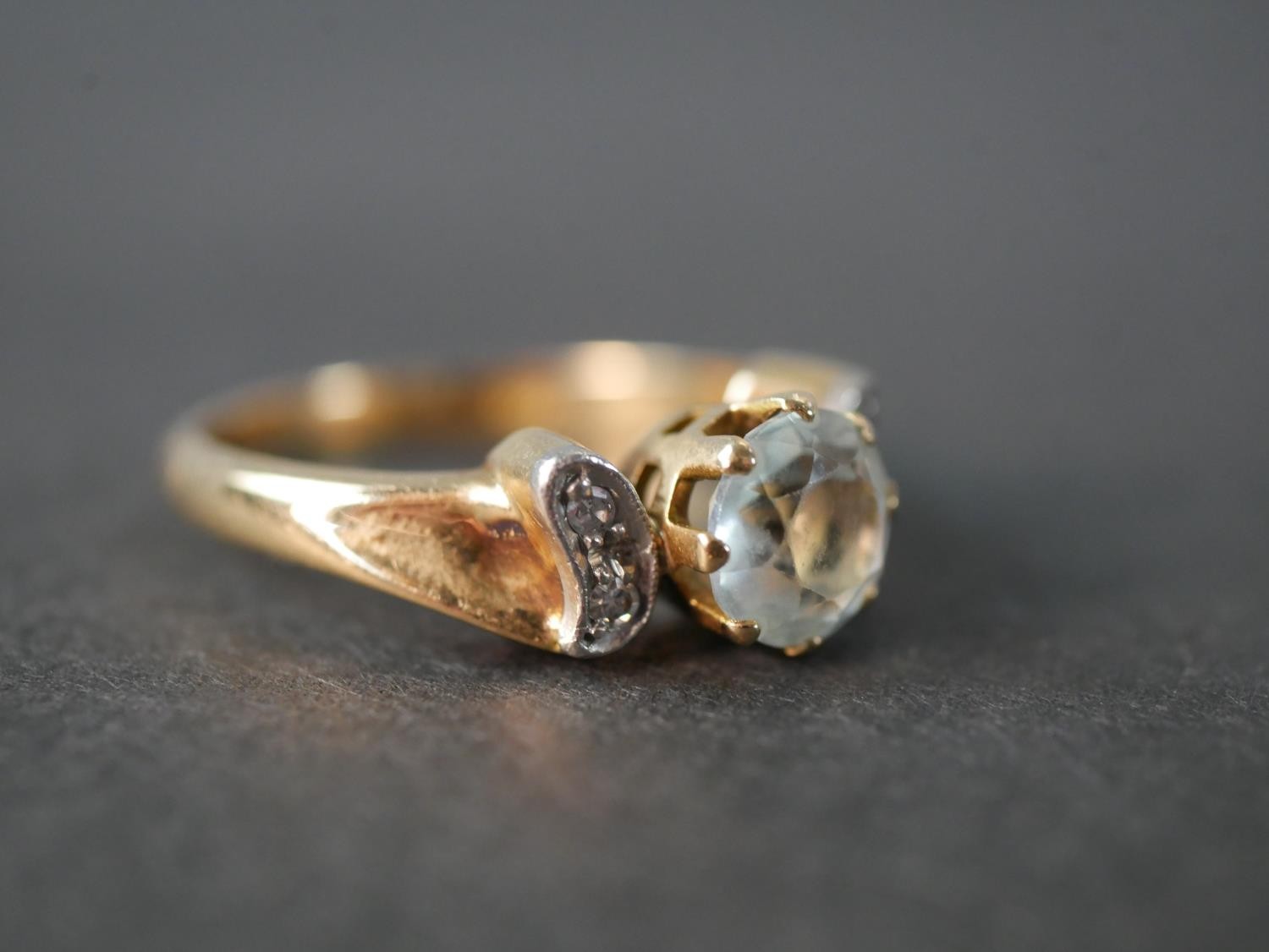 An aquamarine and diamond 14 carat gold flanked solitaire ring. Set to centre with a round mixed cut - Image 2 of 6