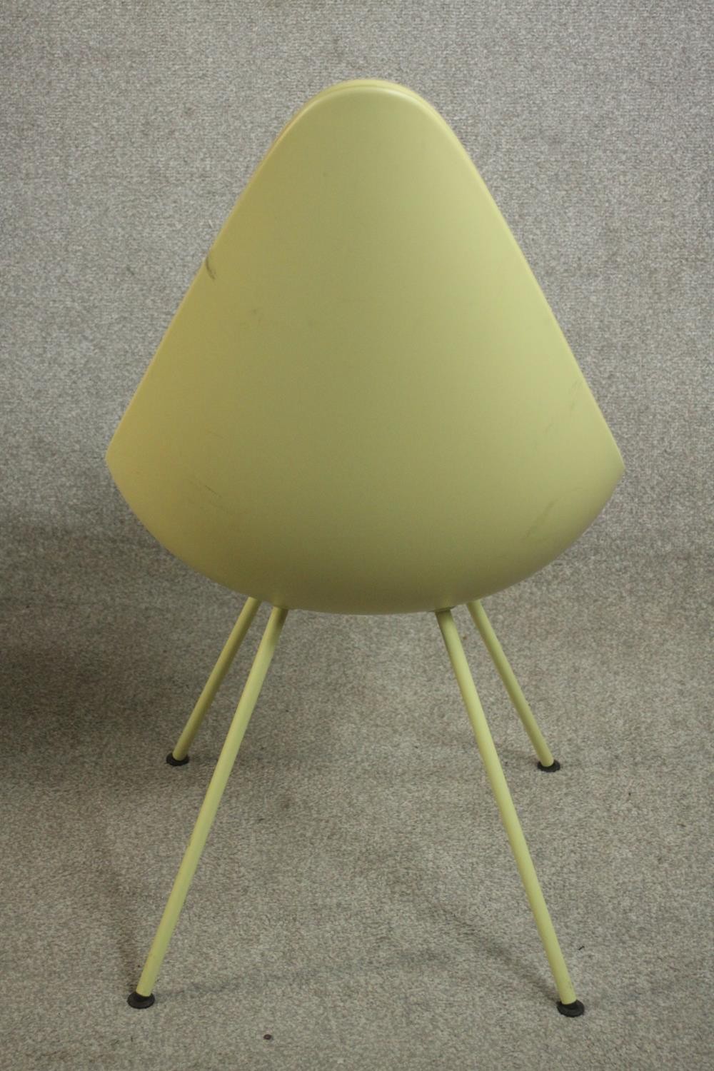 Arne Jacobsen for Republic of Fritz Hansen; a pair of Model 3110 Drop chairs, with a moulded plastic - Image 4 of 6