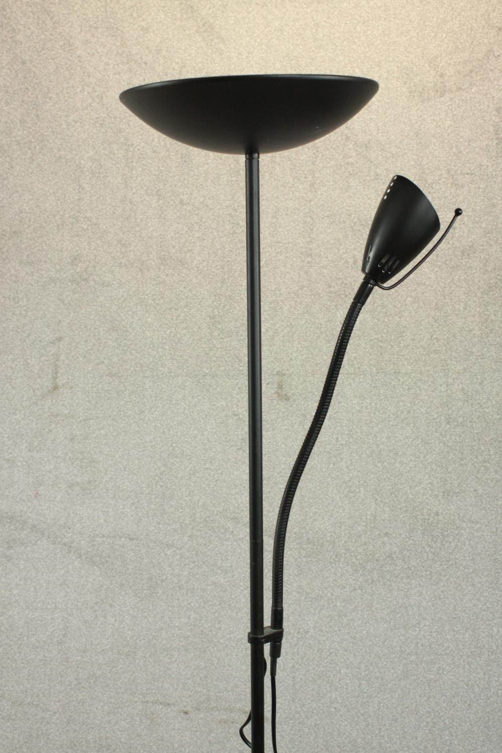 A contemporary ebonised uplighter and reading lamp, the reading lamp on an adjustable arm, on a - Image 4 of 7