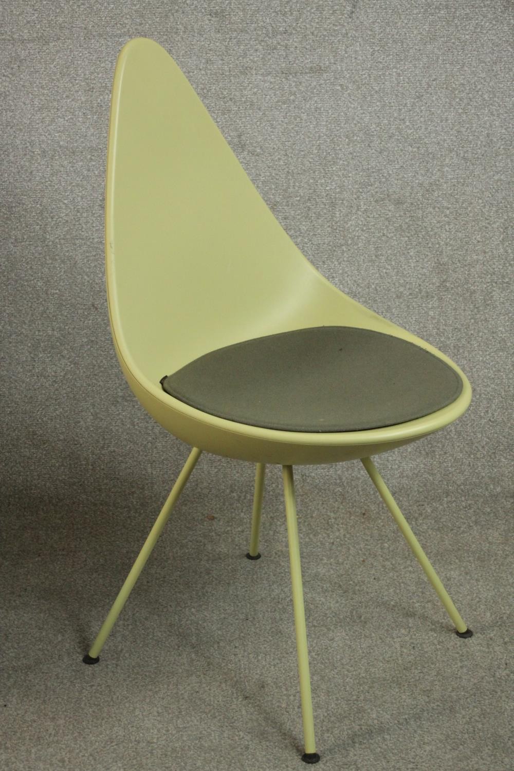 Arne Jacobsen for Republic of Fritz Hansen; a pair of Model 3110 Drop chairs, with a moulded plastic - Image 2 of 6