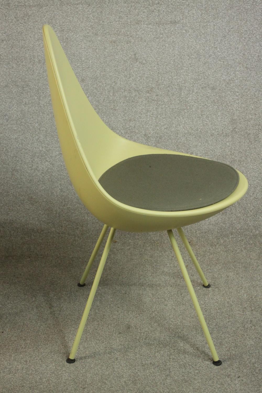 Arne Jacobsen for Republic of Fritz Hansen; a pair of Model 3110 Drop chairs, with a moulded plastic - Image 3 of 6