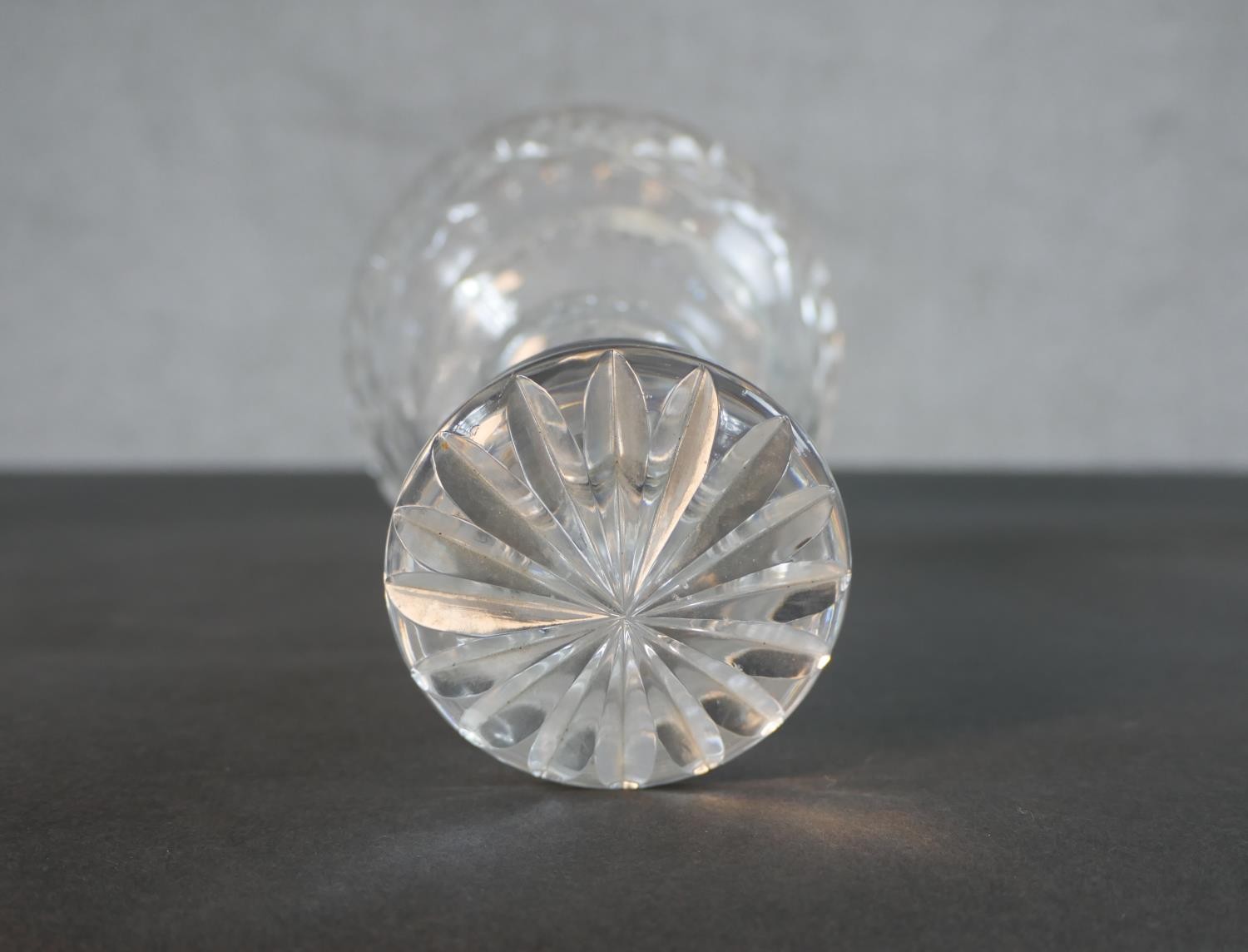 A pair of cut crystal decanters with star cut bases and mushroom stoppers. H.25cm - Image 5 of 5