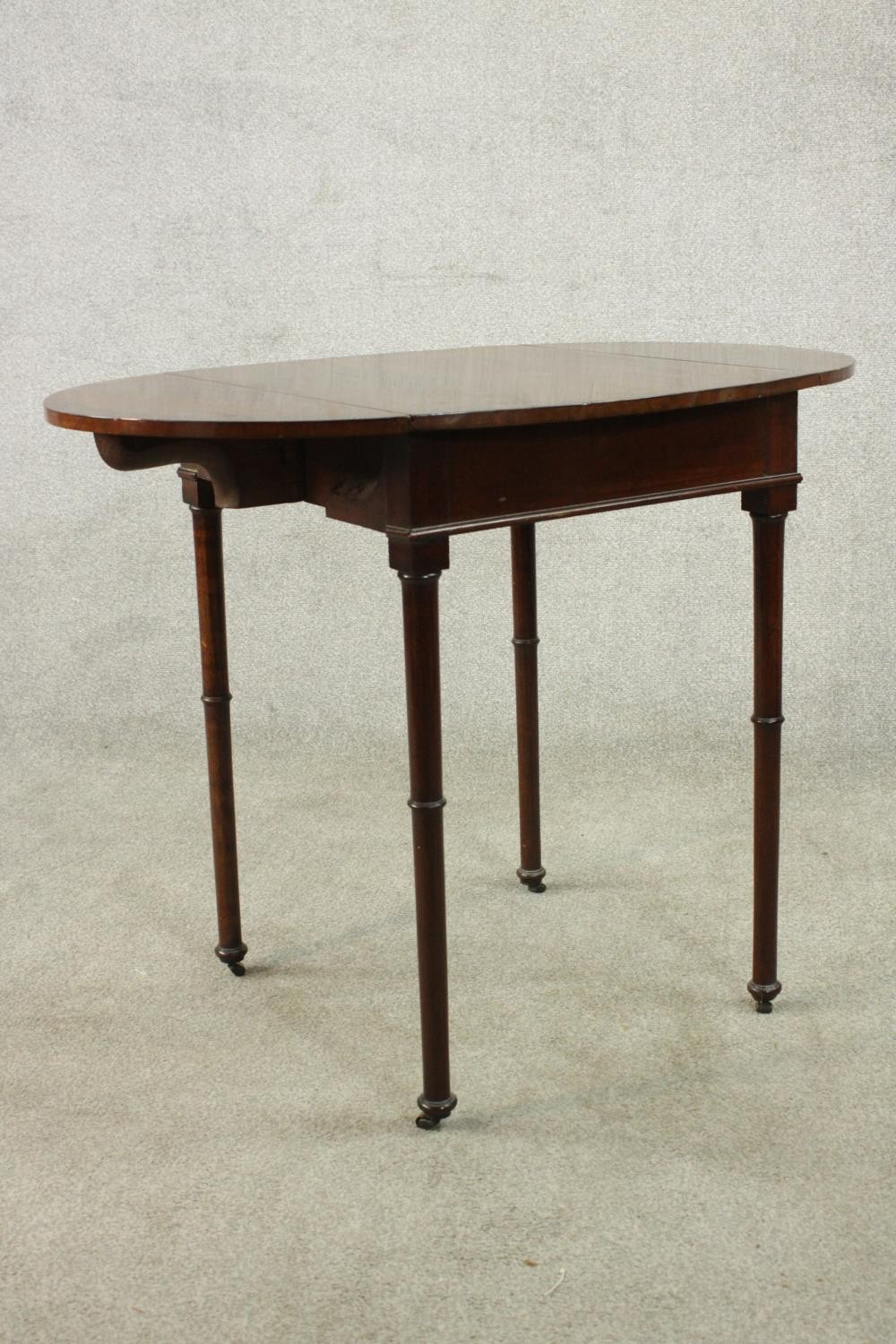 A mahogany drop leaf Pembroke style table, the oval top with a crossbanded edge, on turned legs. H. - Image 9 of 10