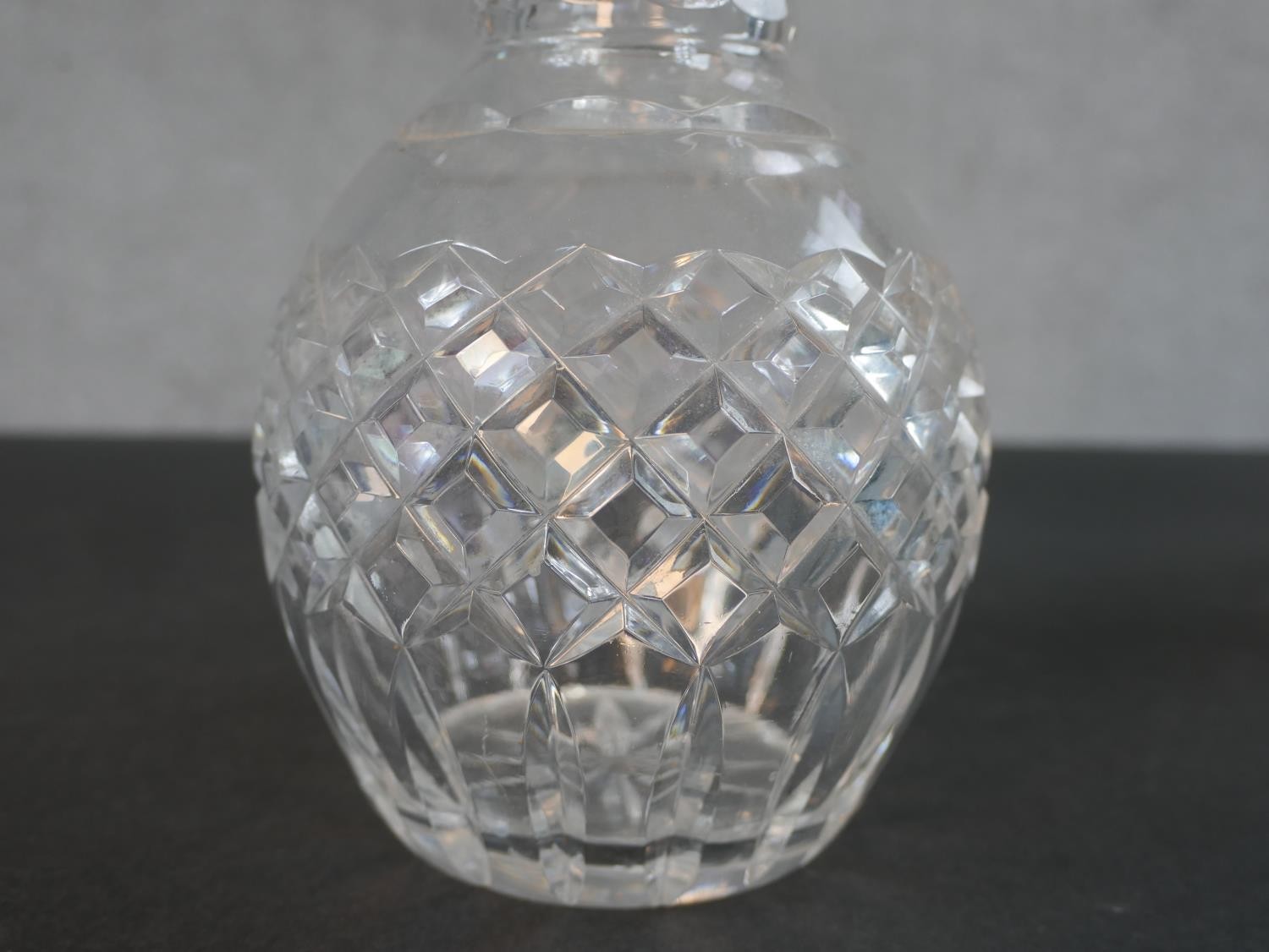 A pair of cut crystal decanters with star cut bases and mushroom stoppers. H.25cm - Image 4 of 5