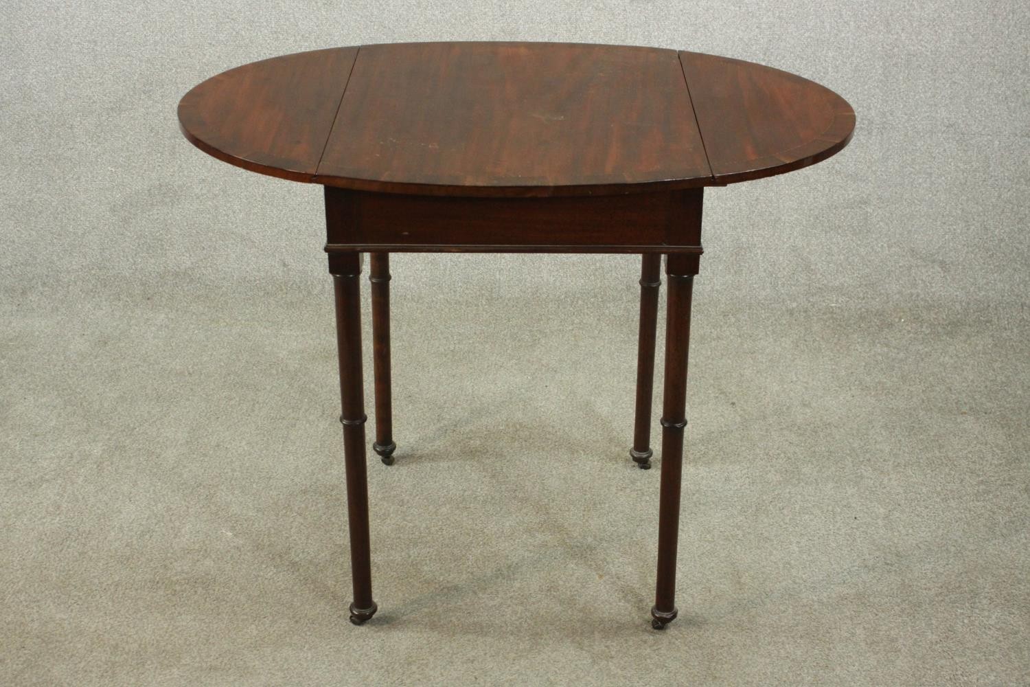 A mahogany drop leaf Pembroke style table, the oval top with a crossbanded edge, on turned legs. H. - Image 7 of 10