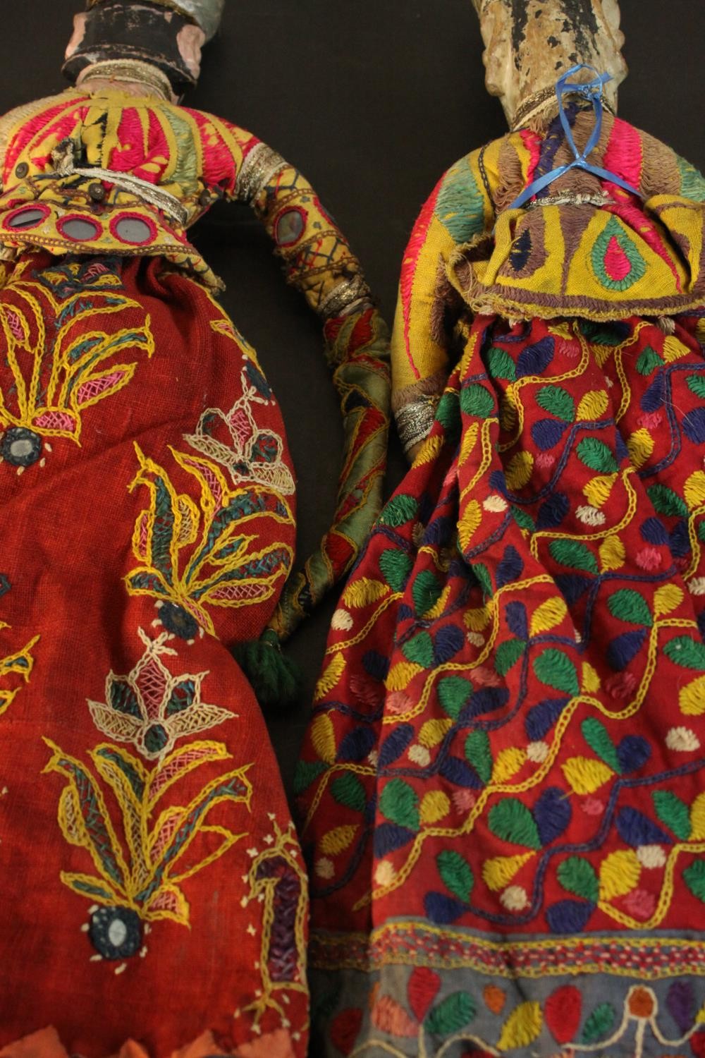Two 19th century carved and painted Indian dolls in embroidered traditional costumes, the robes with - Image 6 of 12