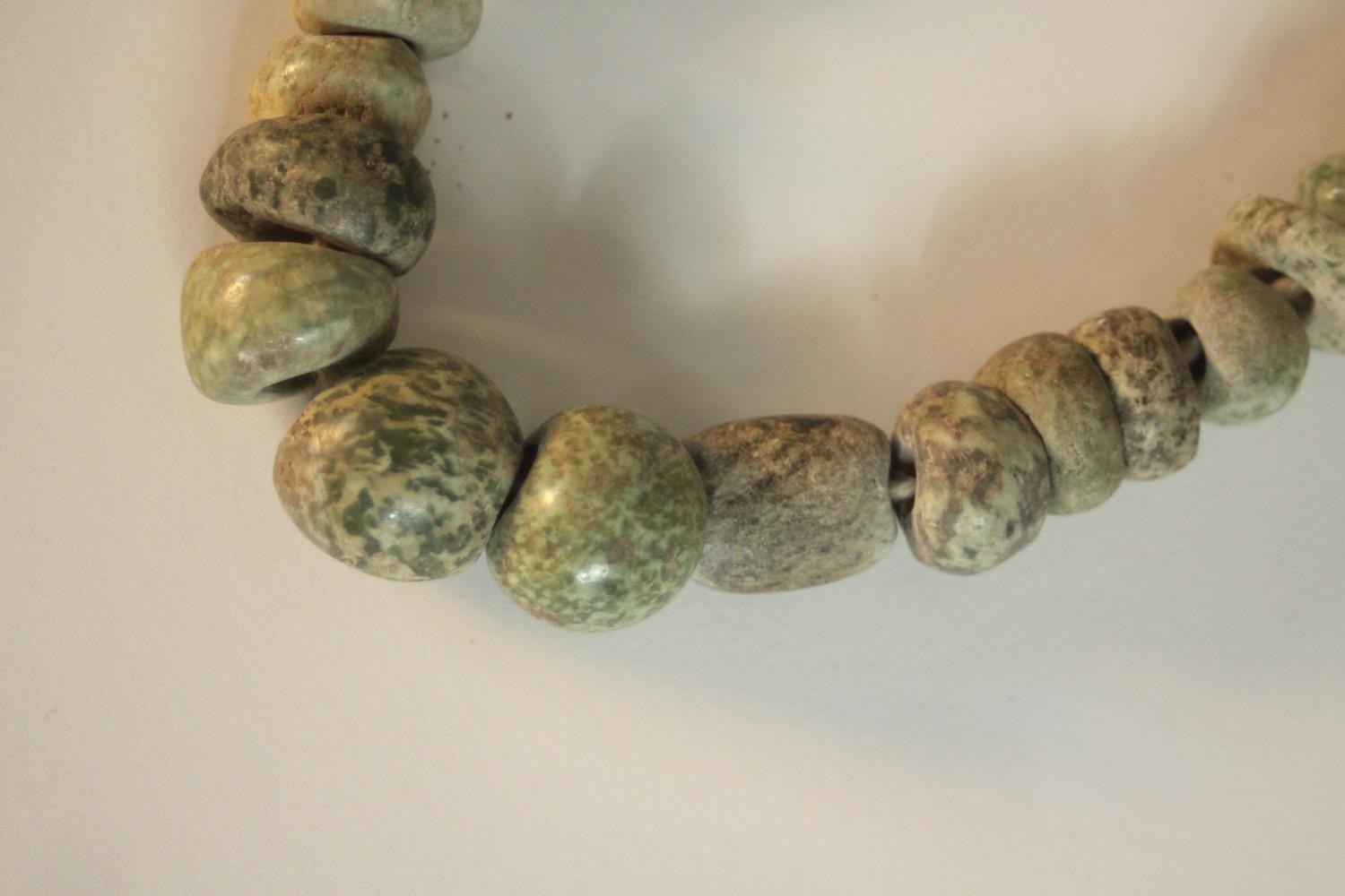 A string of Mayan jadeite graduated beads. L.25cm. - Image 3 of 6