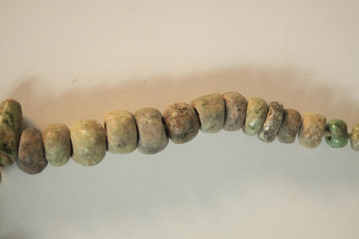 A string of Mayan jadeite graduated beads. L.25cm. - Image 4 of 6