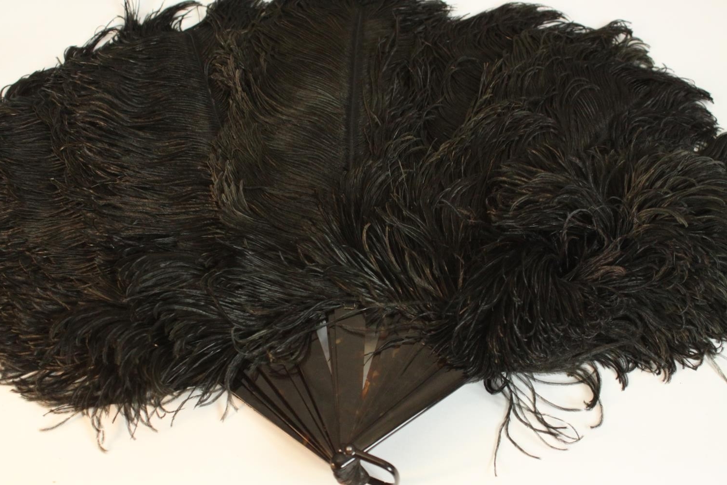 A vintage Selfridges hat box containing an early 20th century black ostrich feather fan with - Image 9 of 10