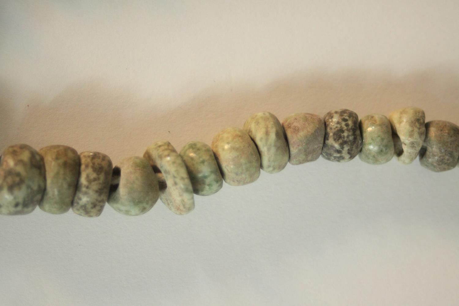 A string of Mayan jadeite graduated beads. L.25cm. - Image 5 of 6