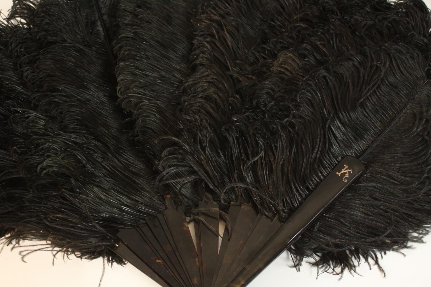 A vintage Selfridges hat box containing an early 20th century black ostrich feather fan with - Image 8 of 10