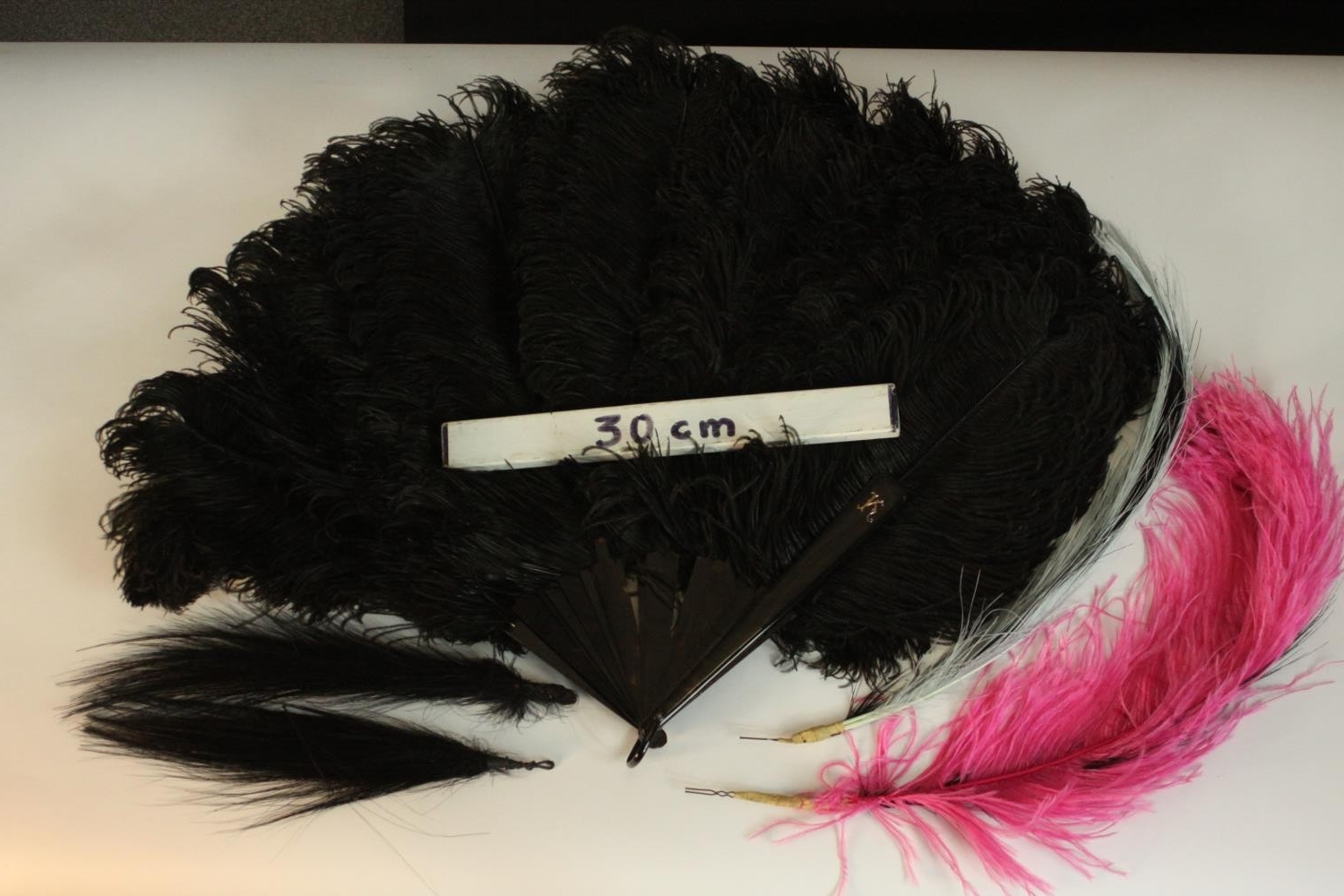 A vintage Selfridges hat box containing an early 20th century black ostrich feather fan with - Image 4 of 10
